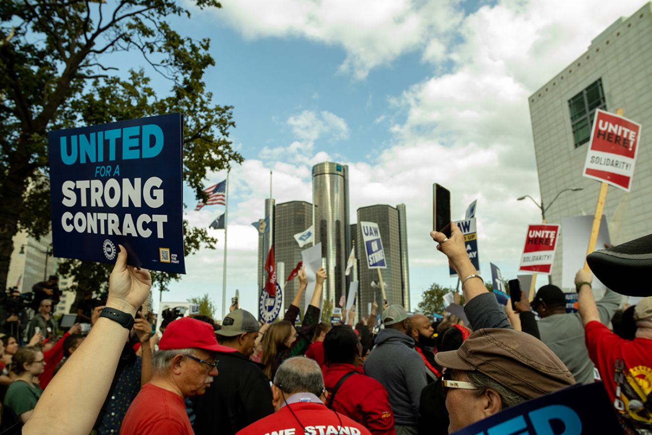 people holding signs supporting thew UAW in Detroit