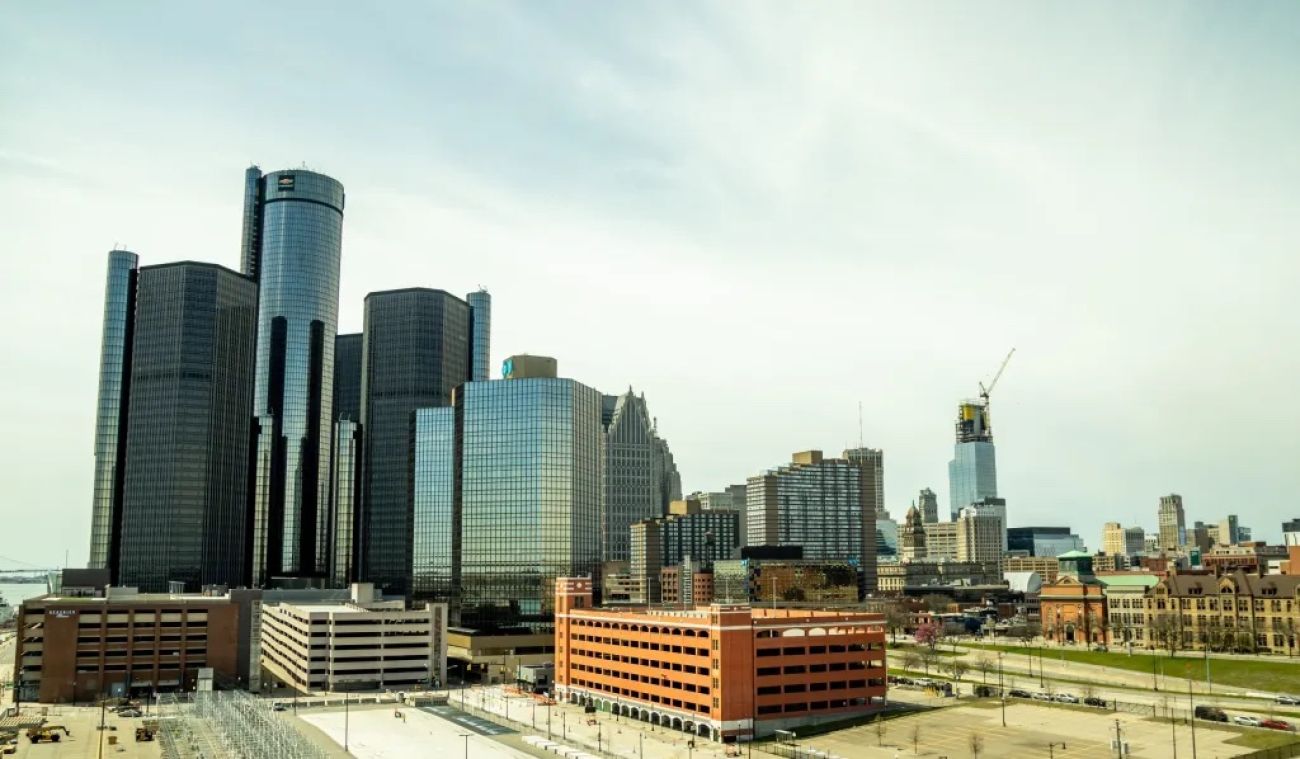  Detroit Renaissance Center 