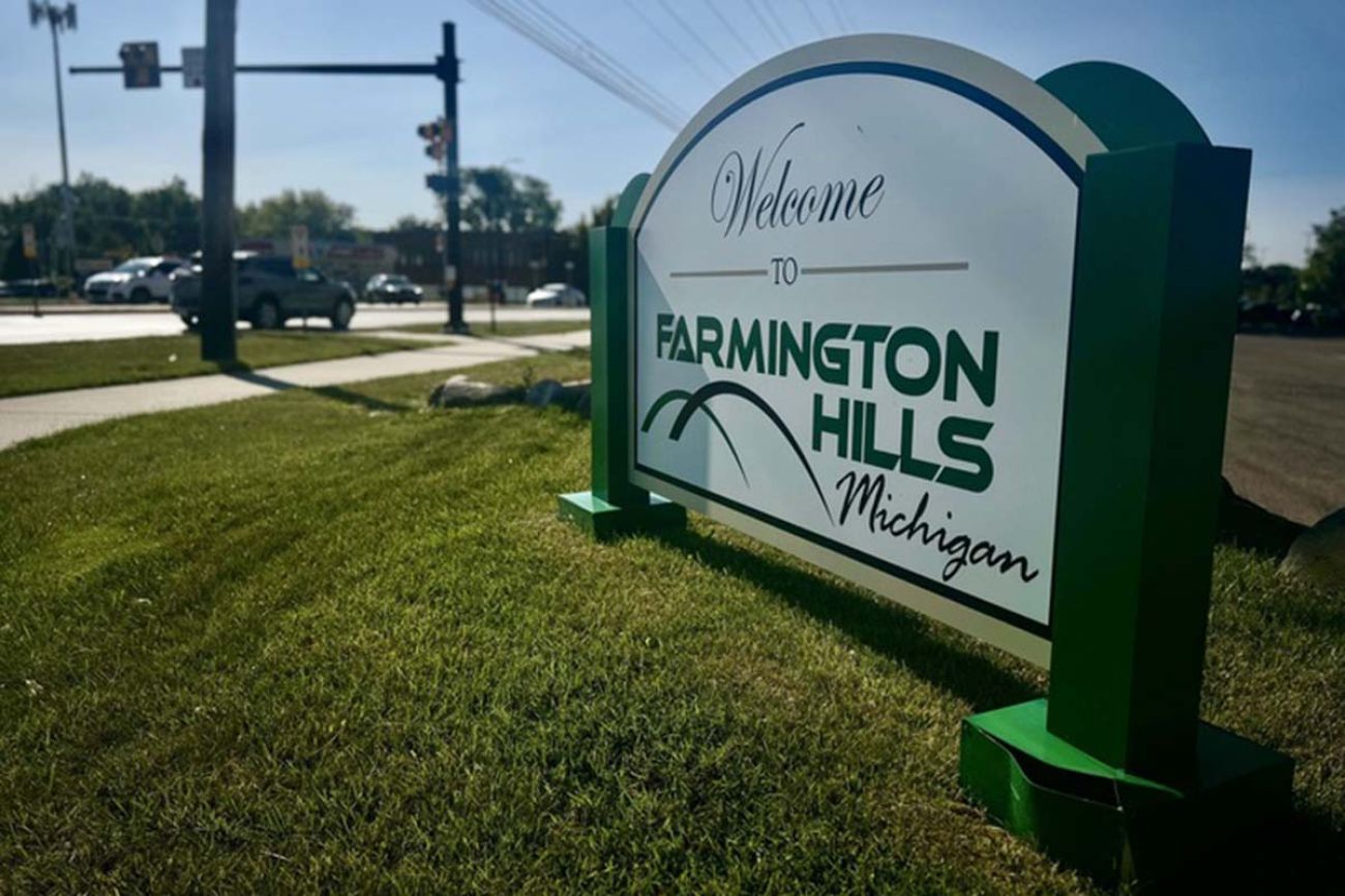 A sign that says "Welcome to Farmington Hills, Michigan"