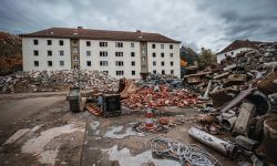 An abandoned school after earthquake with debris surrounded it 