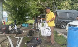 Jim Bridgforth holding bags