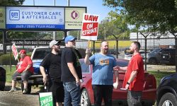 people holding pro UAW signs