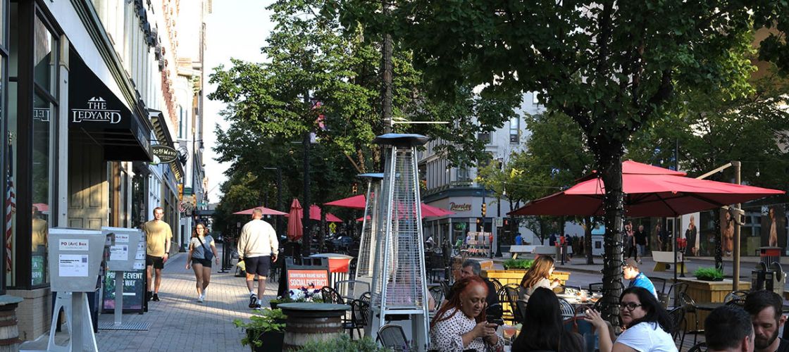 People eating outside at table in downtown Grand Rapids